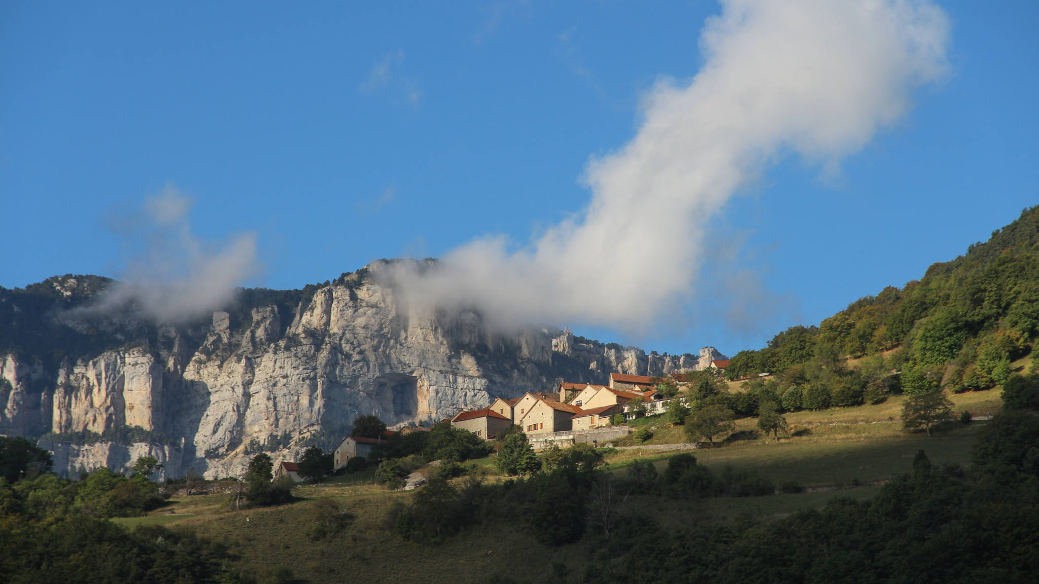 Le village perché de Bénevise près du cirque d'Archiane - photo P. Gaudin