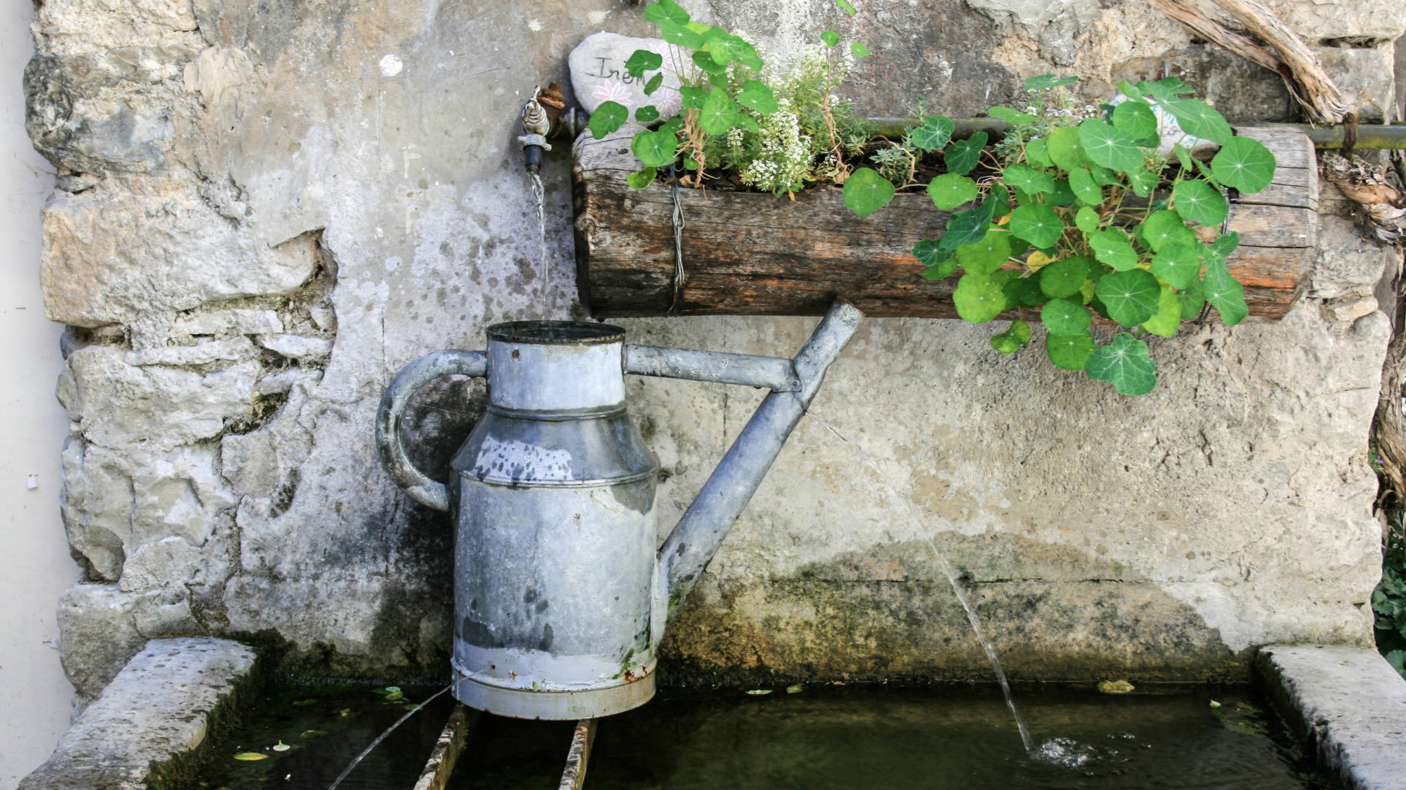 Jolie fontaine dans un village du Diois