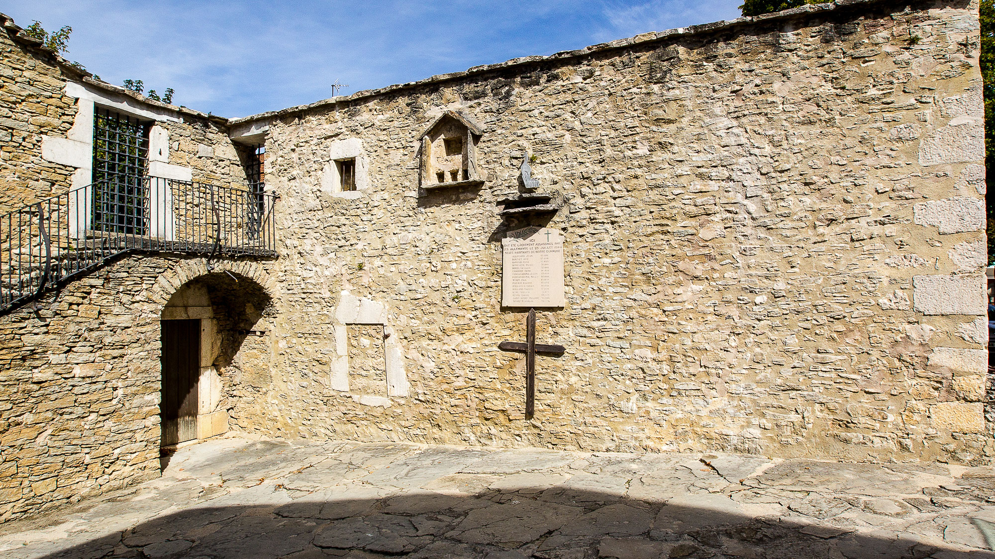 La Cour des Fusillés à la Chapelle-en-Vercors - Lionel PASCALE - LADROMETOURISME