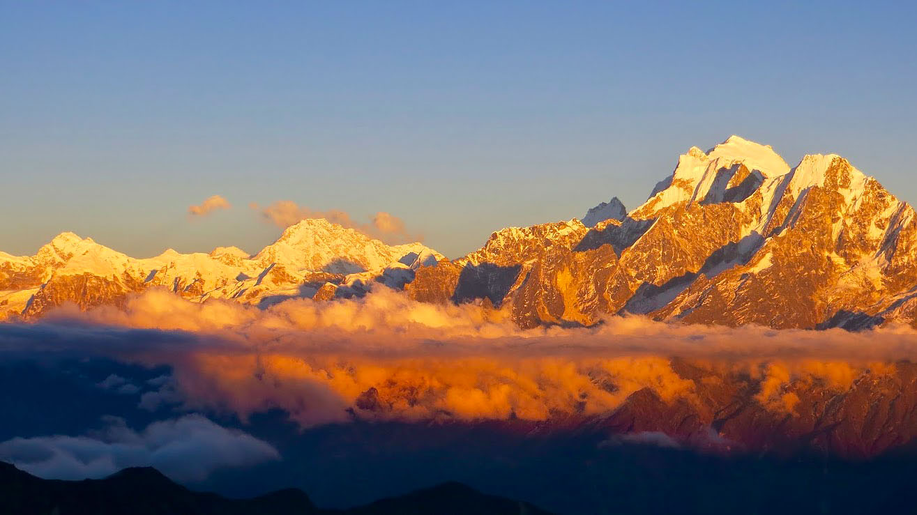 Coucher de soleil sur les massifs voisins pendant le trekking du Ganesh Himal, Népal