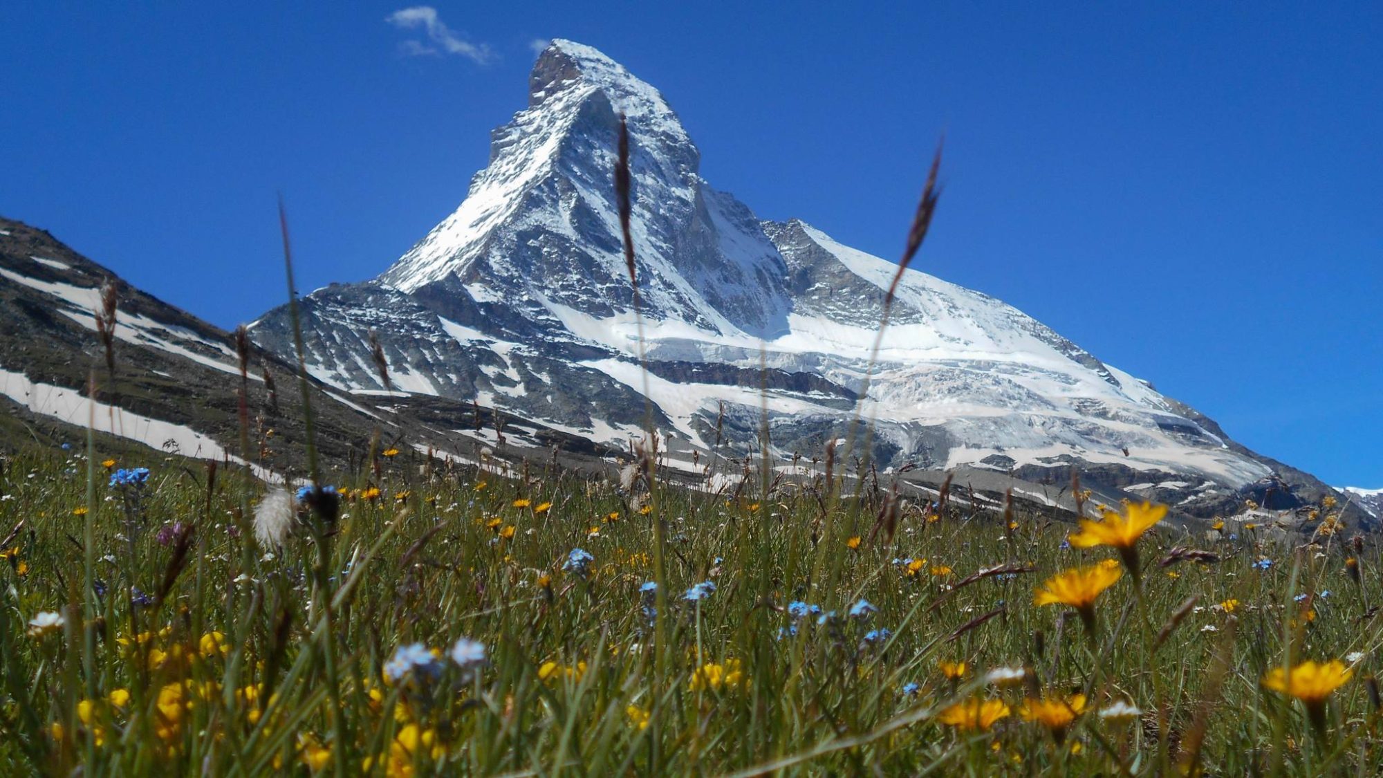 Randonnée en Val d'Aoste, face au Cervin, montagne mythique des Alpes...