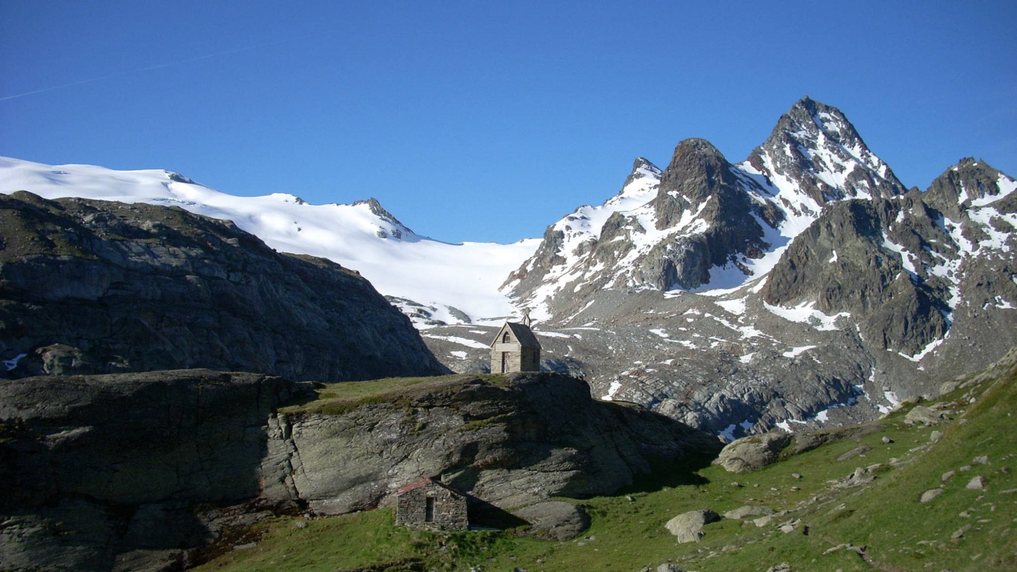 Chapelle devant le glacier du Ruitor