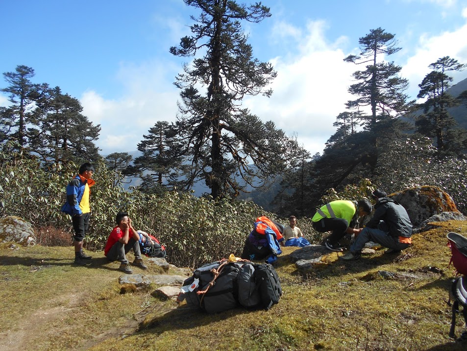 C'est la pause pour nos porteurs sur le trek du Solu, Népal