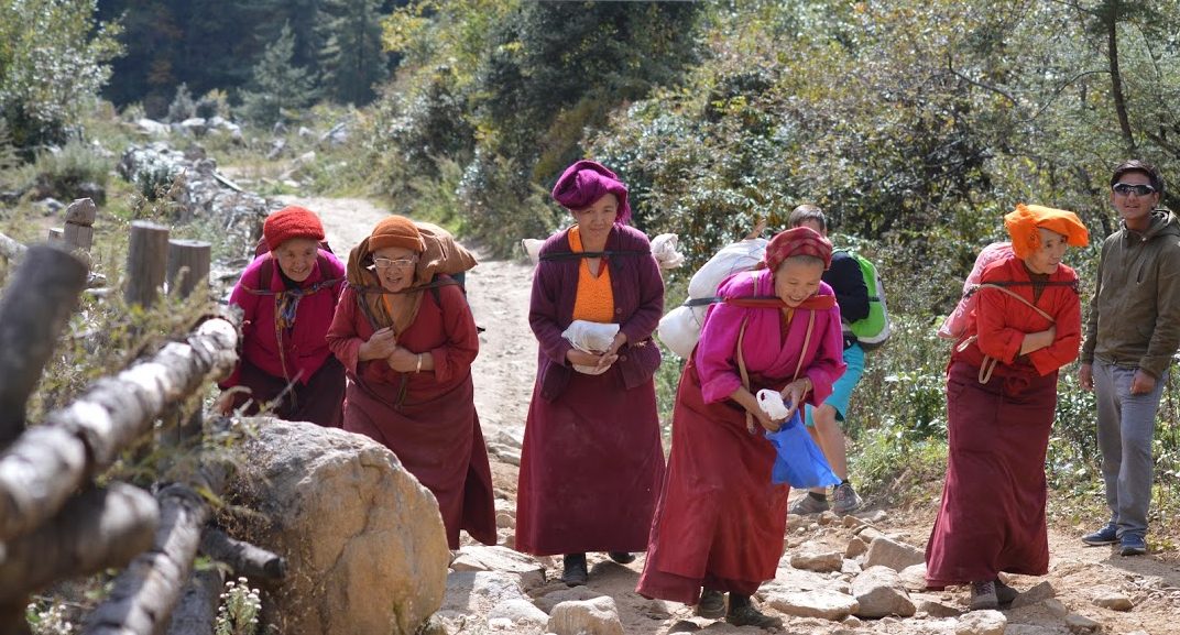 Rencontre pendant le trek avec des nonnes dans la vallée du Solu Khumbu, Népal