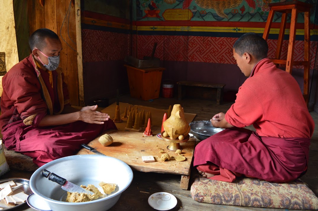Fabrication des lampes à beurre dans un monatère du Solu Khumbu, Népal