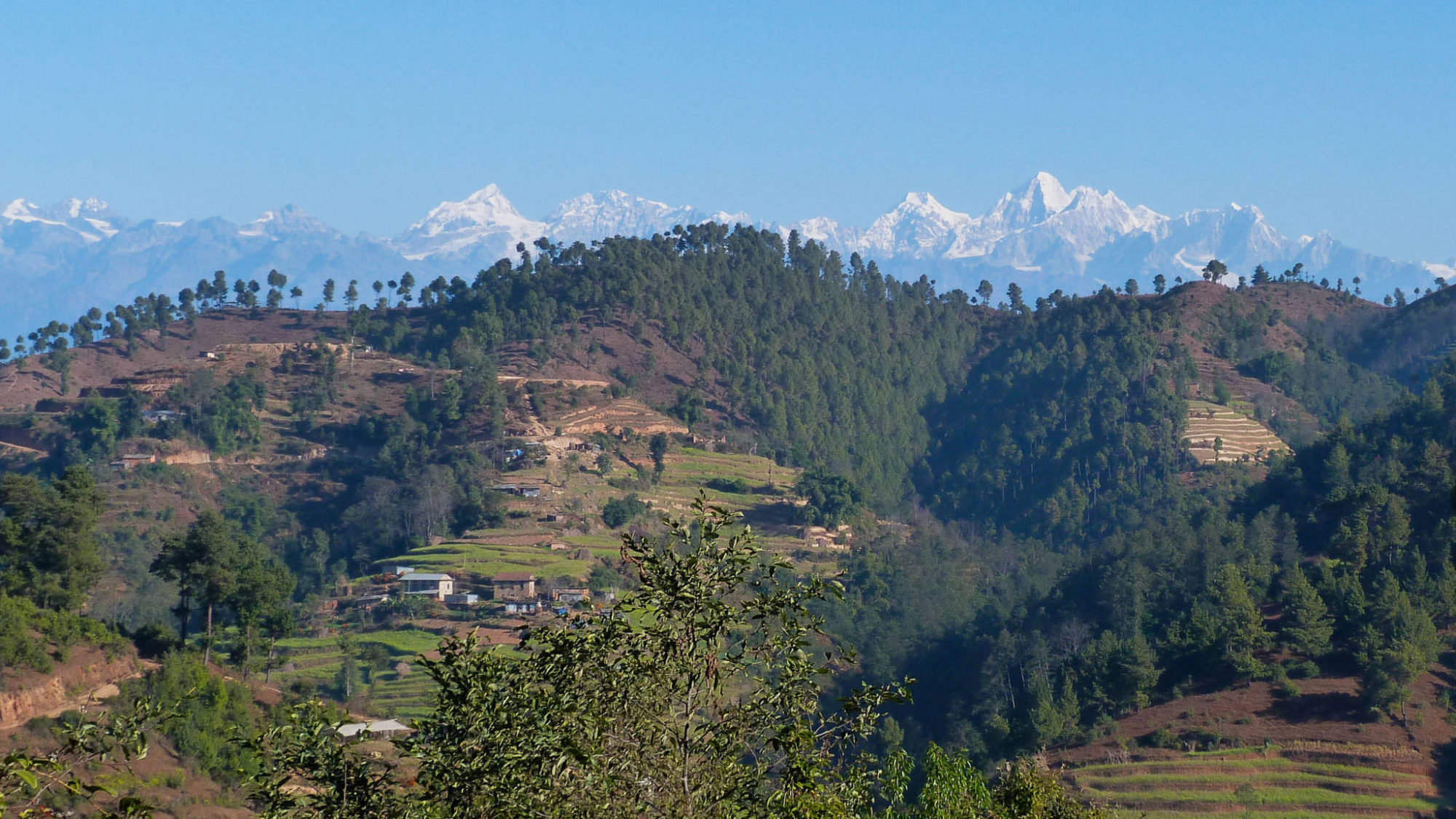 Trek dans les piémonts himalayens, avec des vues extraordinaires sur les sommets