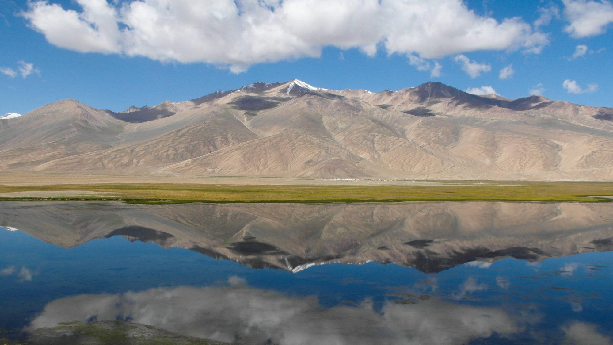 lac du pamir et son reflet autadjikistan