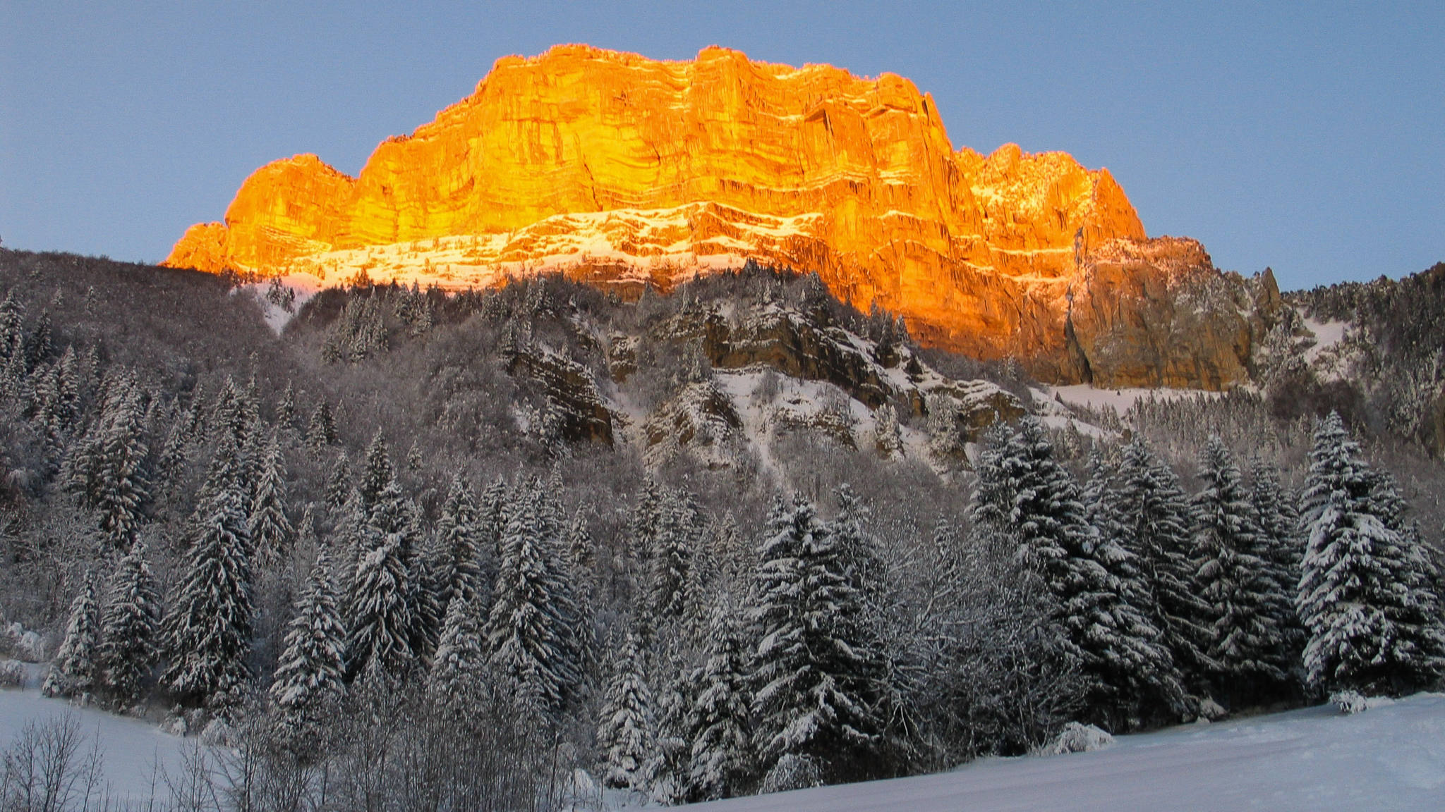 Pendant le Tour de la Chartreuse en raquettes, la façade Ouest du Mont Granier s'éclaire au couchant