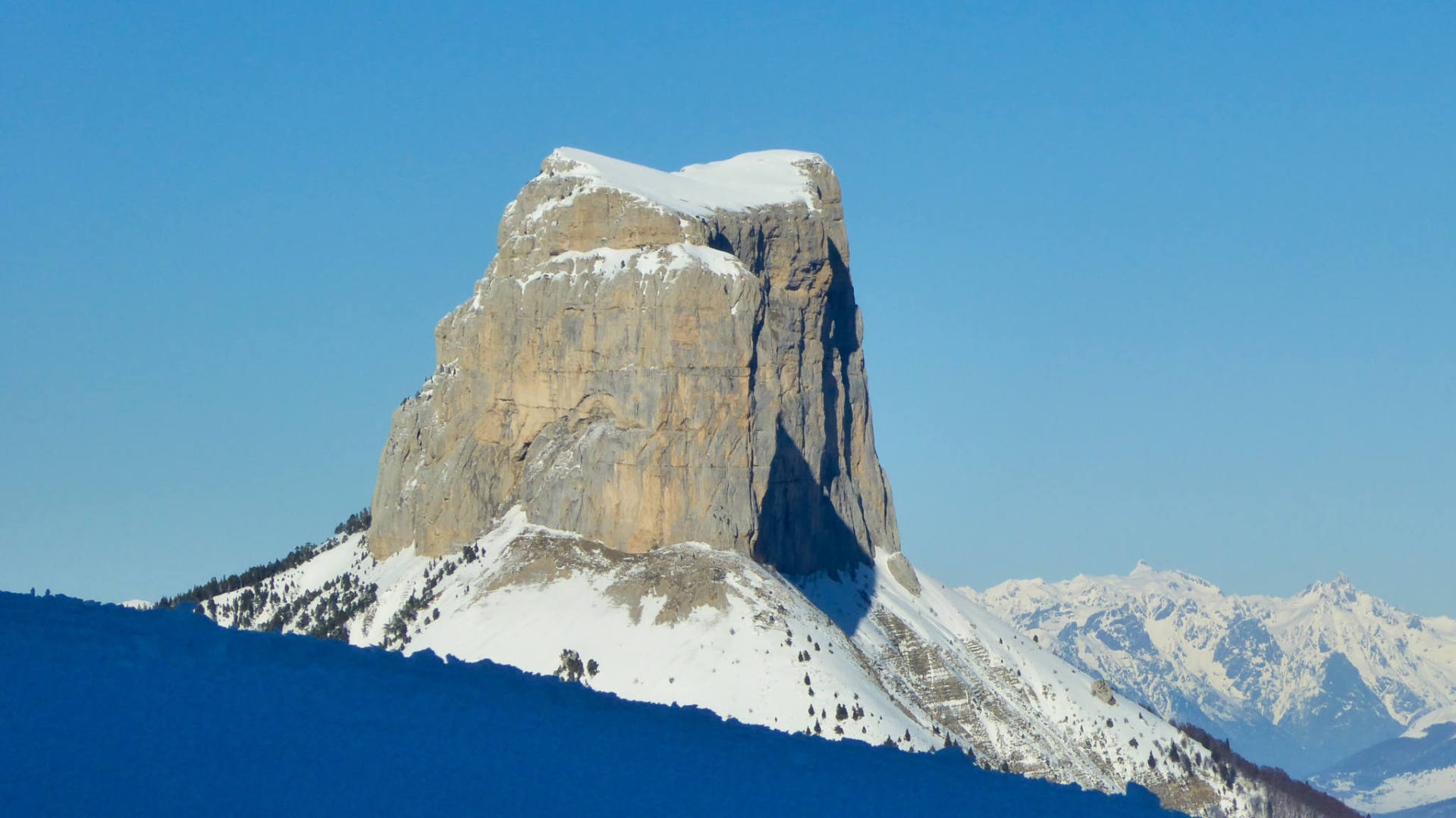 Vu depuis les crêtes du Vercors, le Mont Aiguille