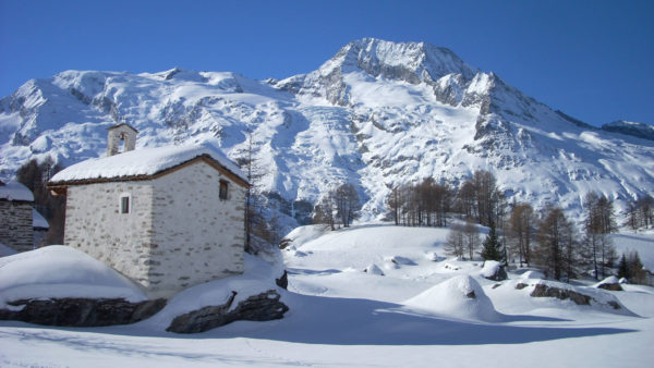 La chapelle du Monal face au Mont-Pourri et au Dôme de la Sache