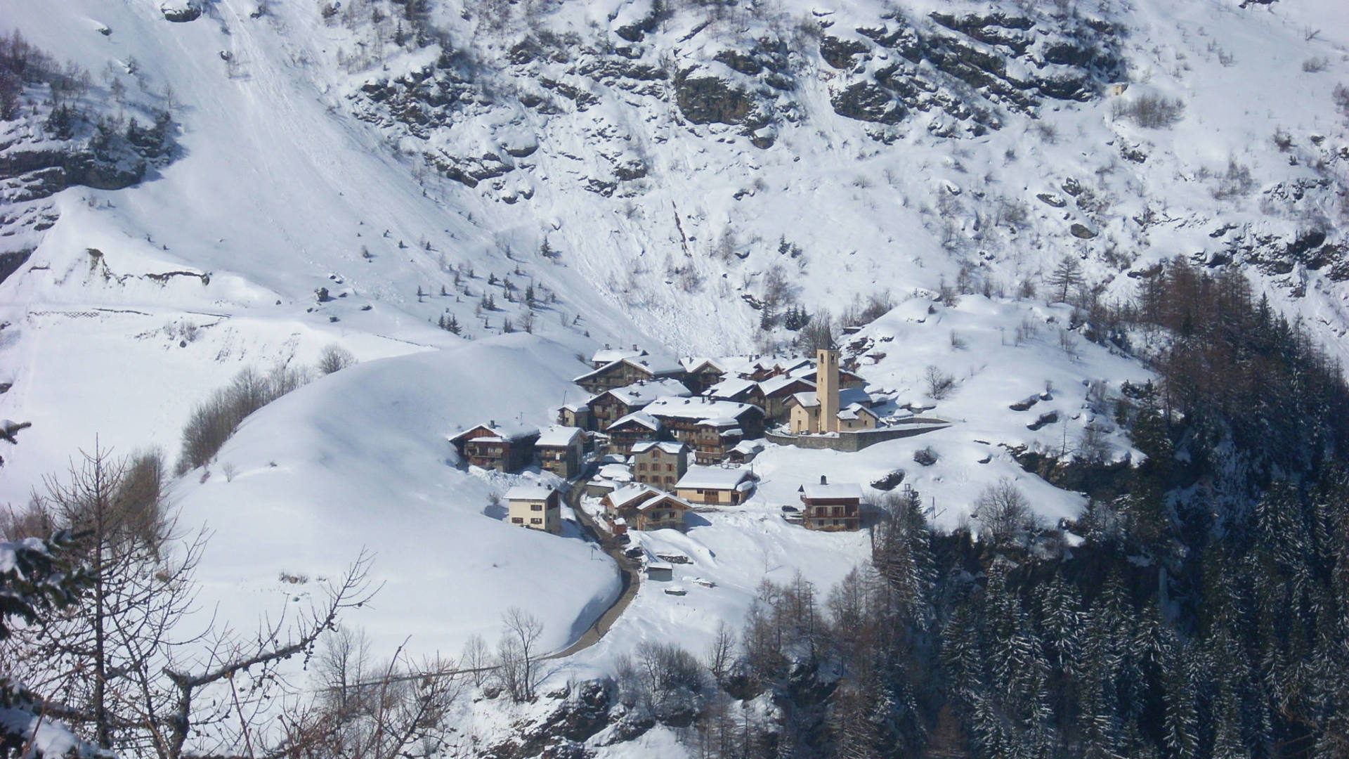 Village de La Gurraz au pied des glaciers de la Sache