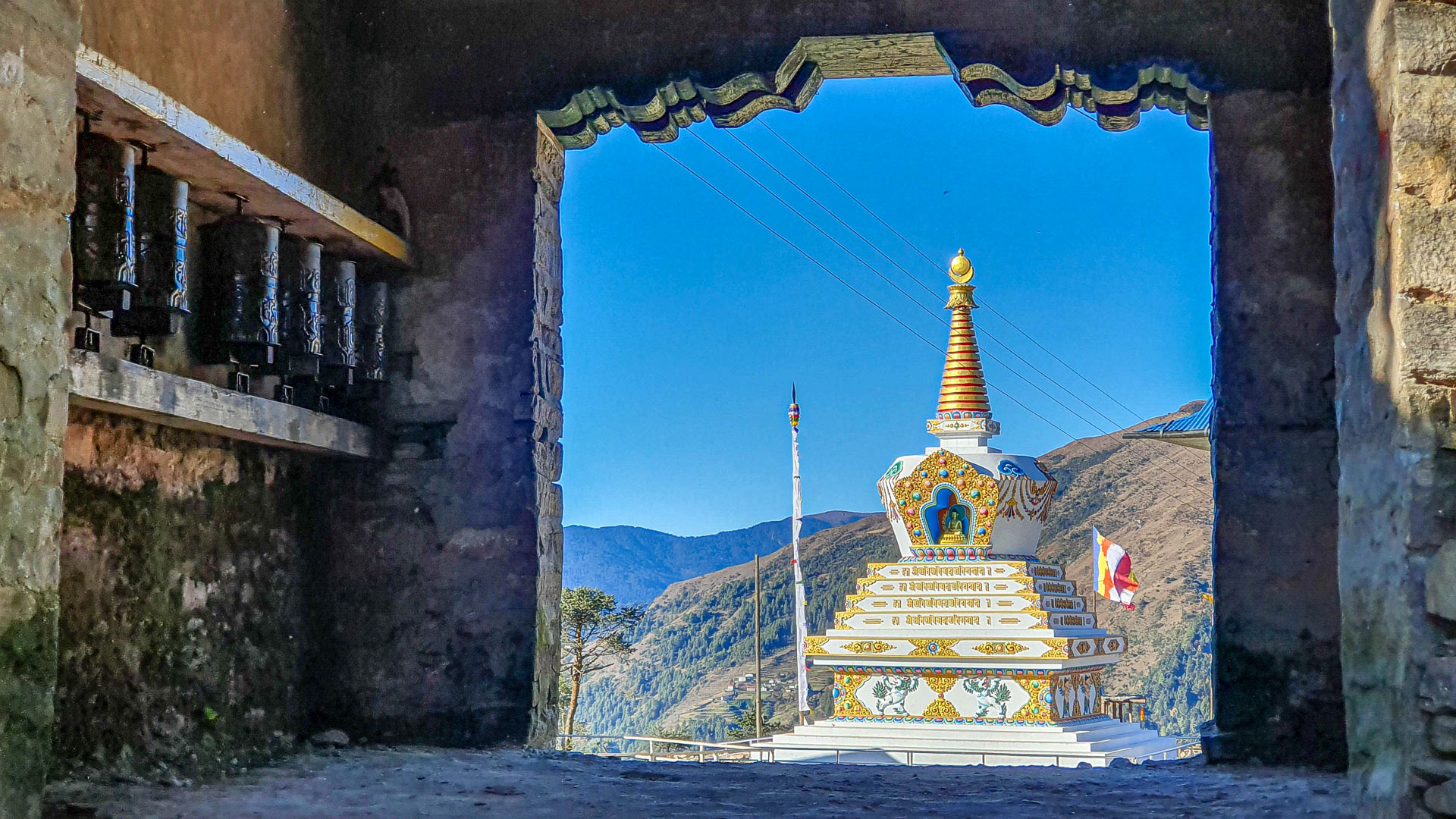 Chorten au sommet du Taksindu La dans la région du Solu Khumbu, Népal