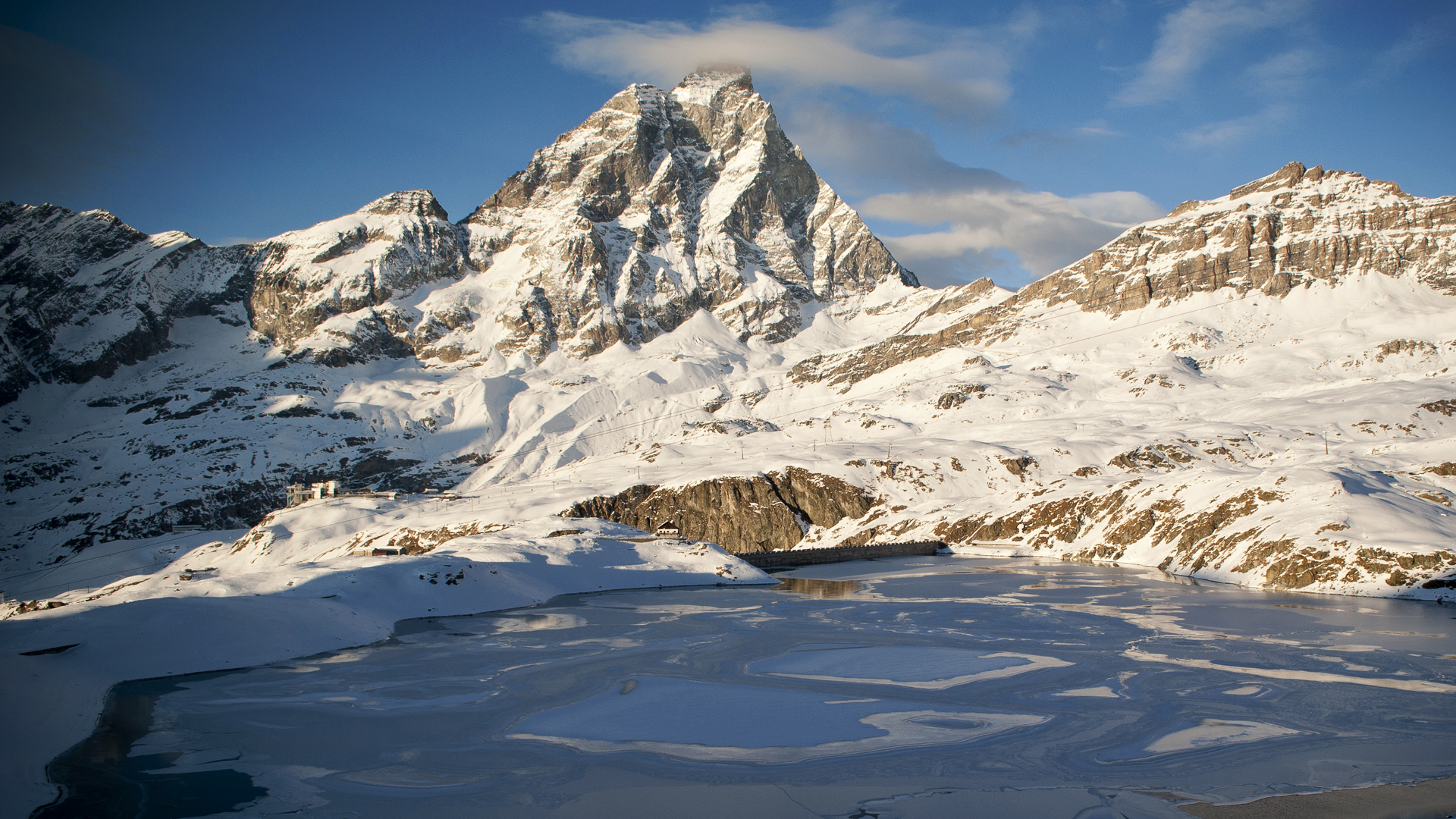 Le Cervin en beauté depuis le Val d'Aoste en Italie