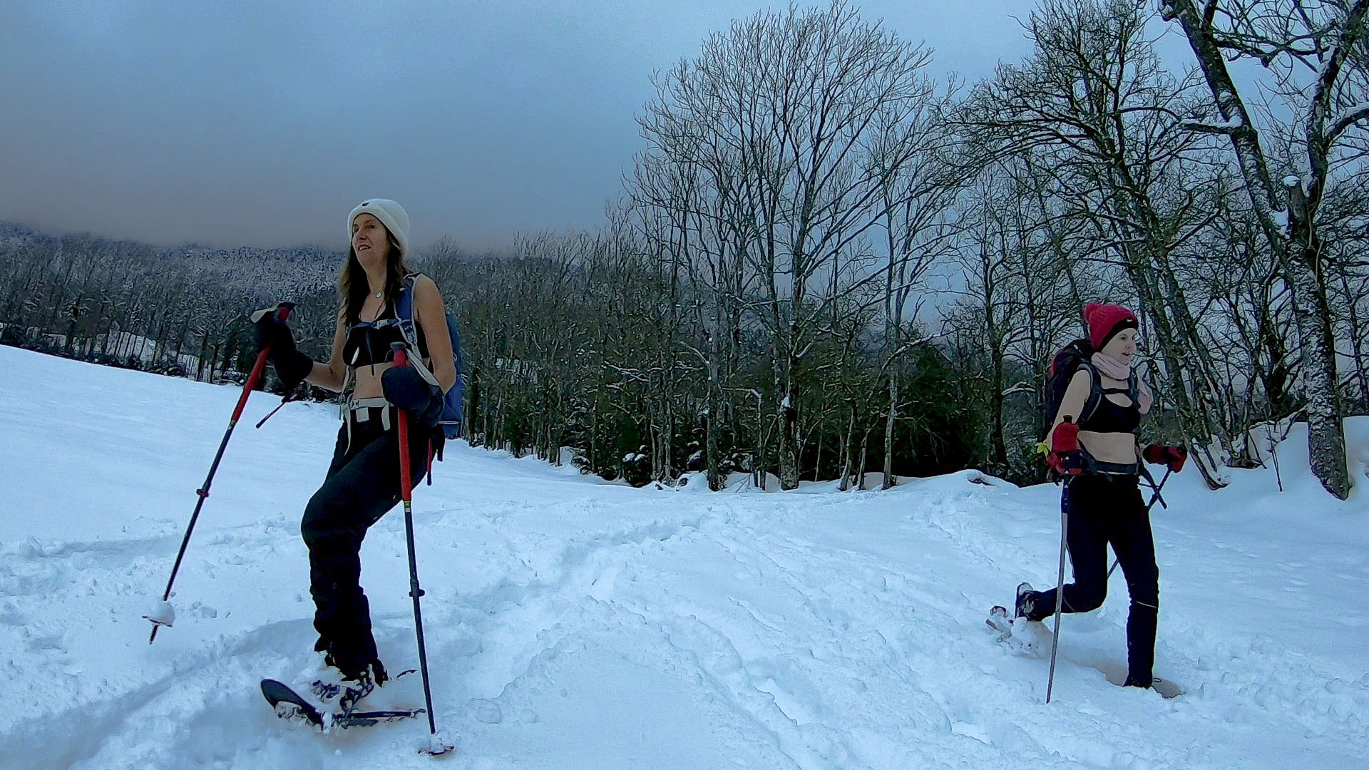 marche en raquettes pendant un stage yoga du froid dans le Vercors