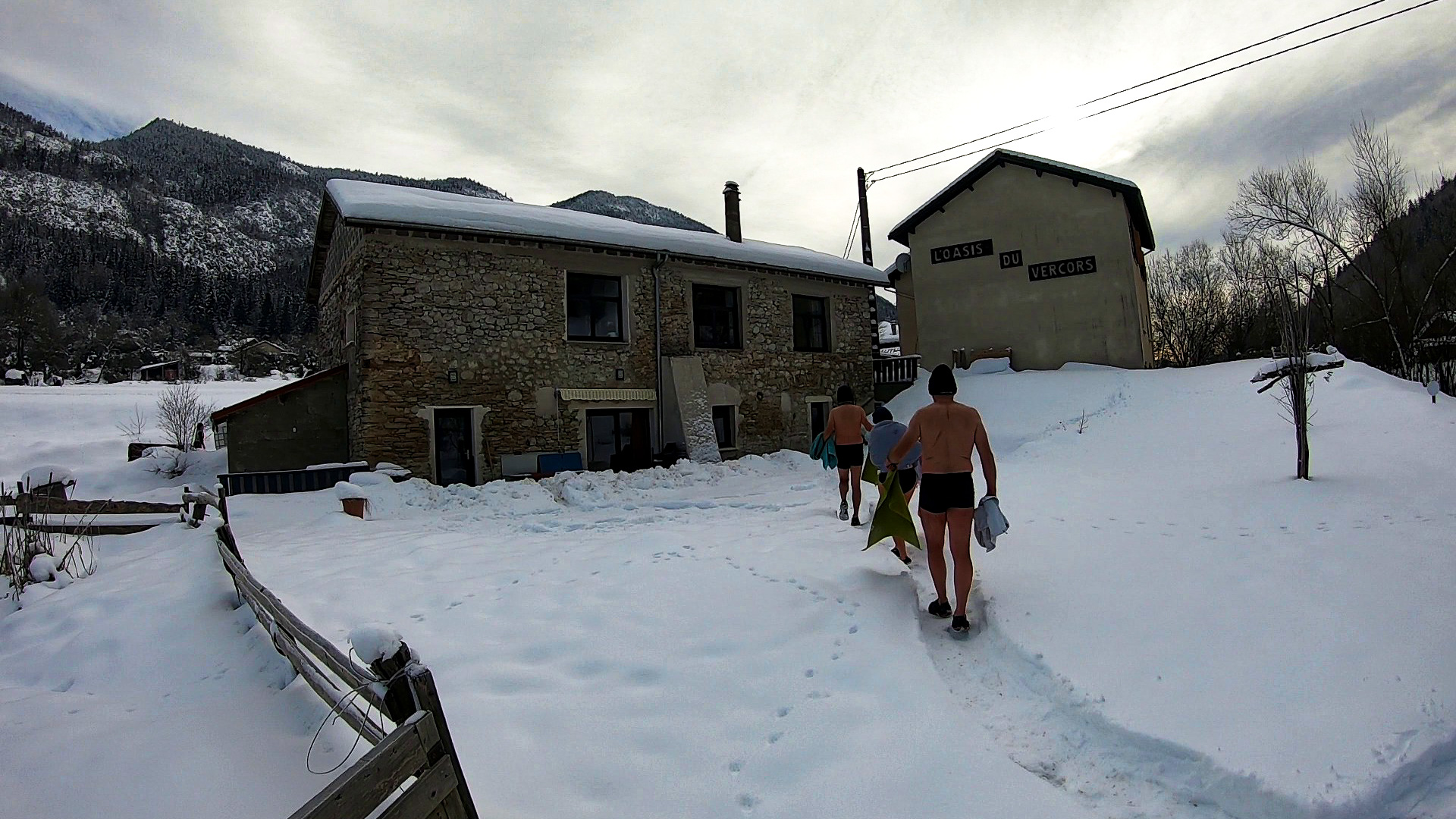 retour au gîte après une immersion dans le froid au cours d'un stage Toumo