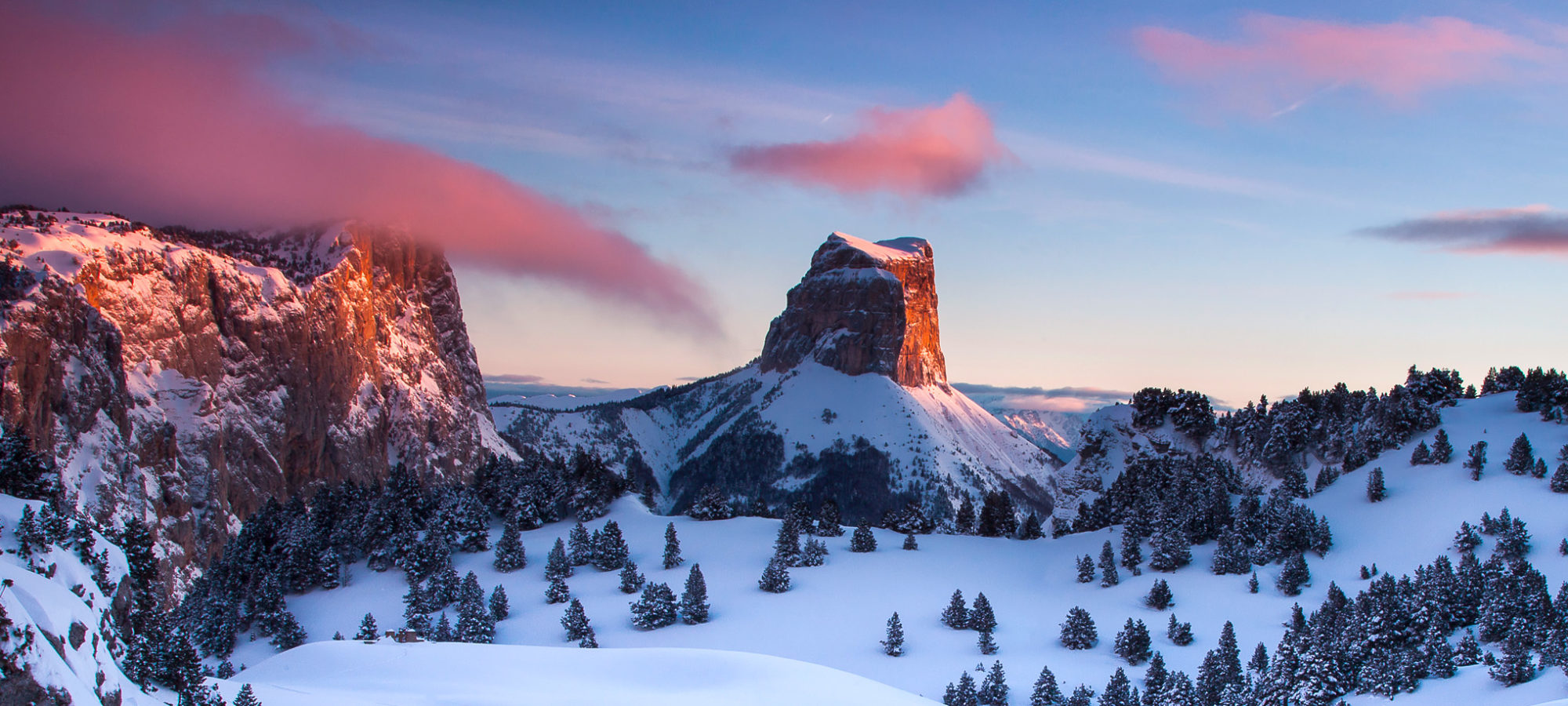 Le Mont Aiguille, aurore à Chaumailloux, massif du Vercors