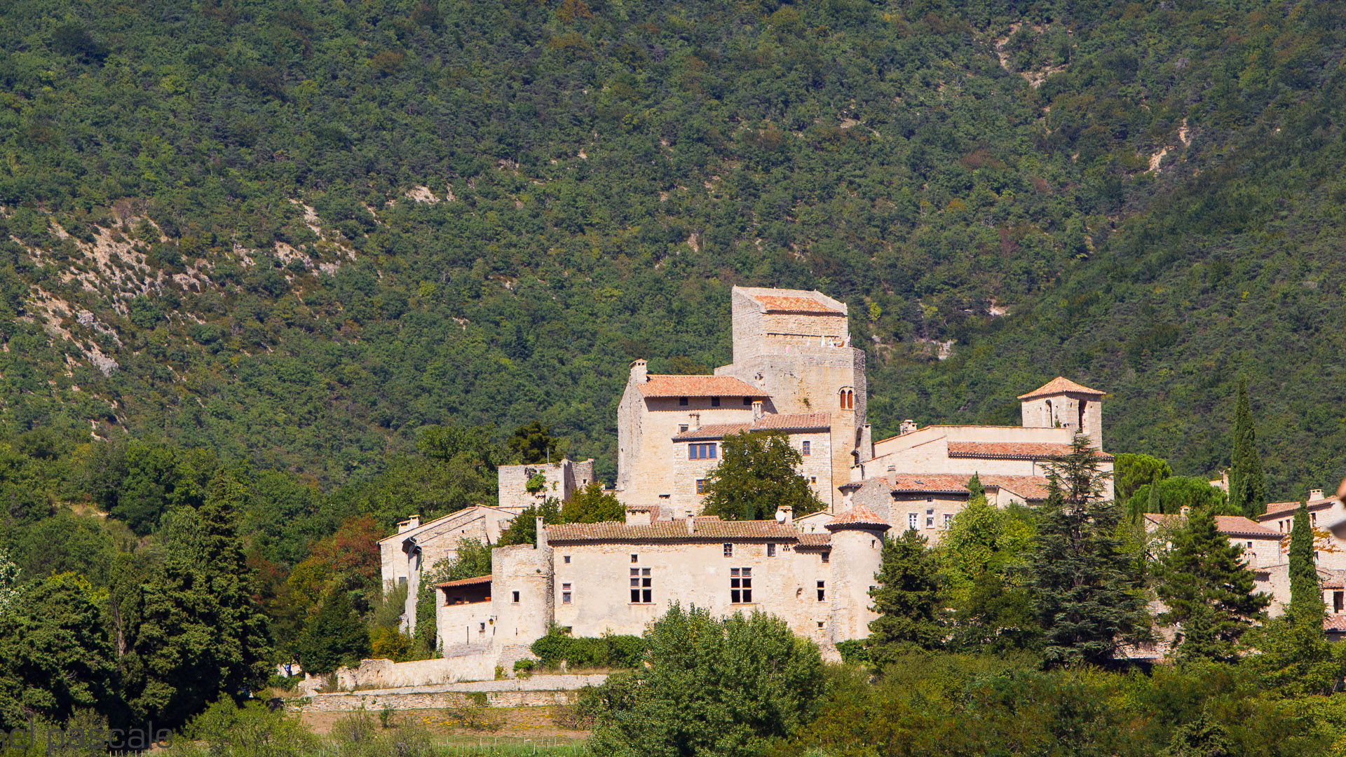 Le village de Poët Laval