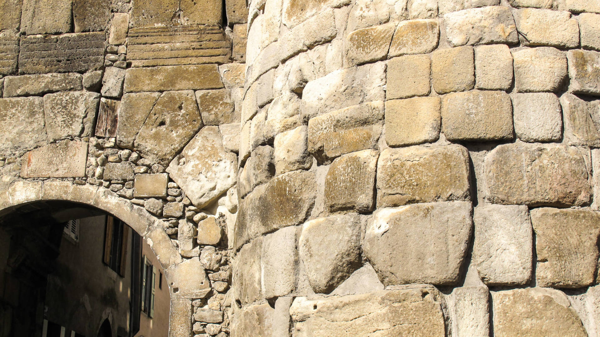 La porte Saint Marcel et le rempart romain à Die