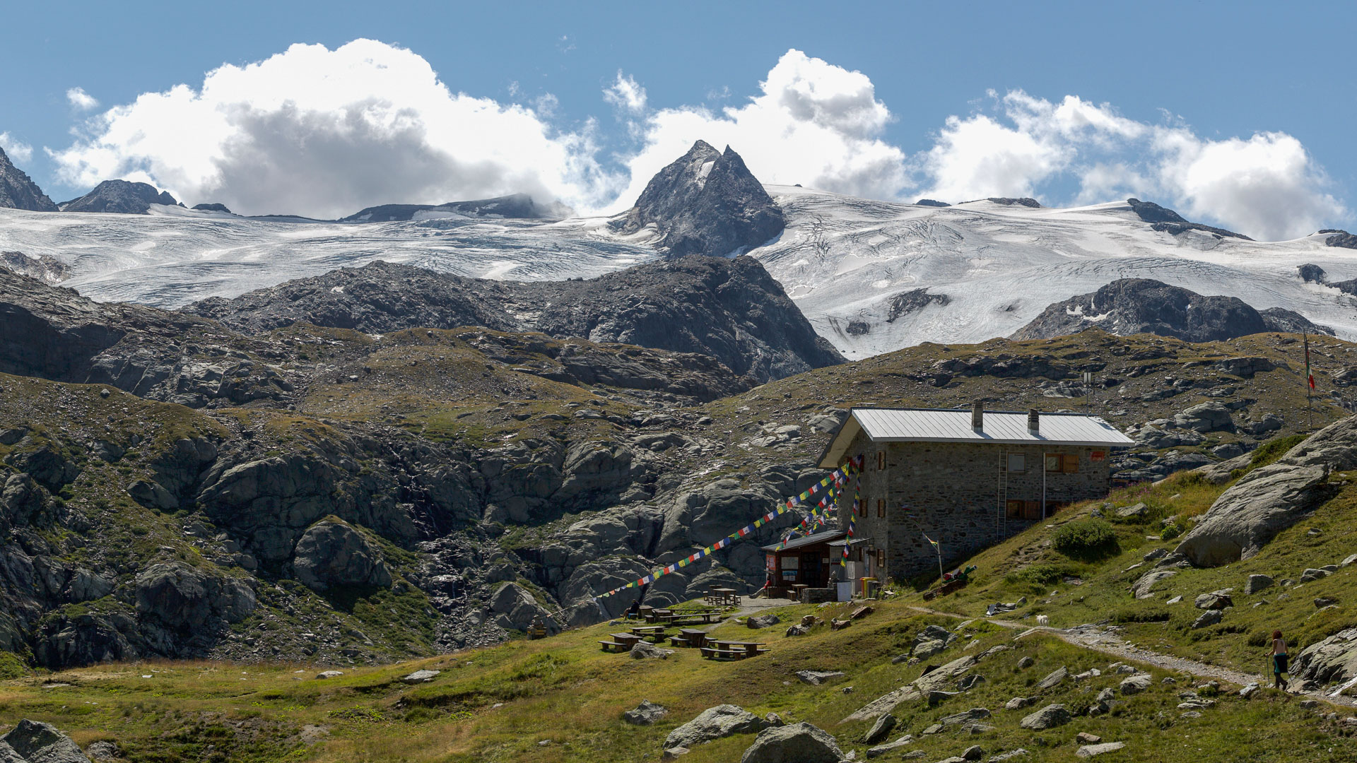 Le refuge Deffeyes au pied du Ruitor