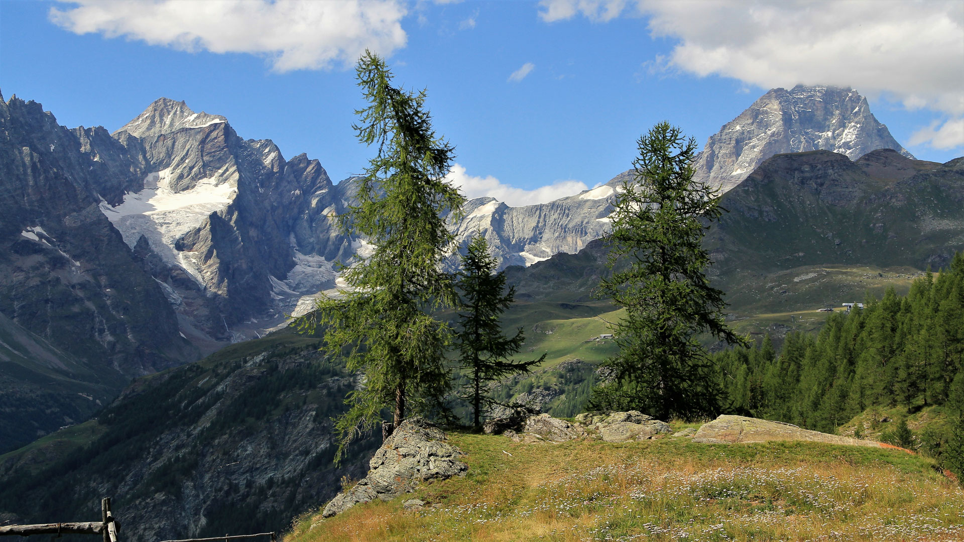 Le Cervin et la dent d'Herens vus depuis Cheneil, Italie
