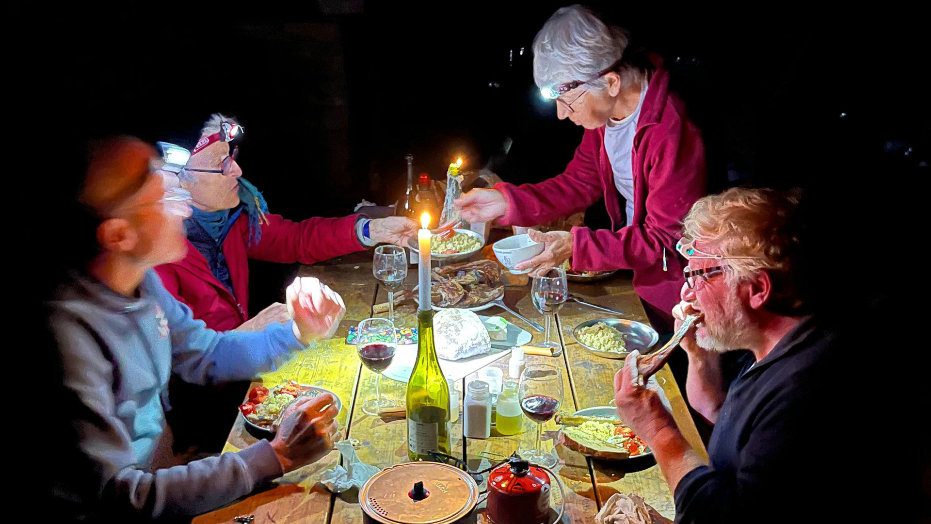 Dîner aux chandelles dans le refuge d'art de la ferme Belon.
