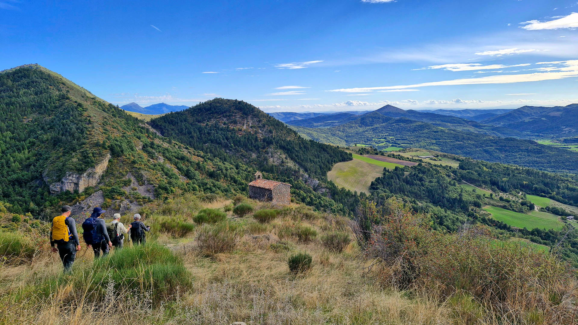 Randonneurs dans le massif des Monges rejoignant la Chapelle Sainte-Madeleine