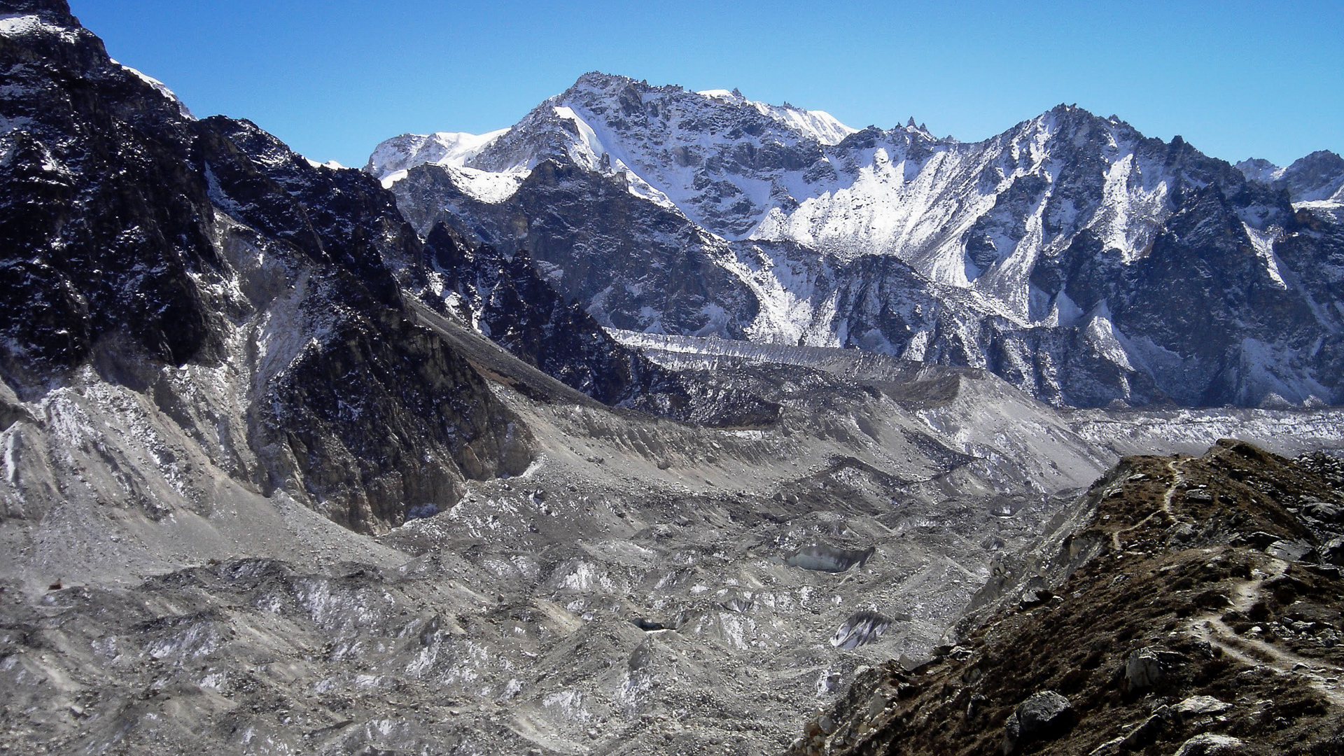 Le glacier de Yalung qui descend du versant Sud du Kanchenjunga