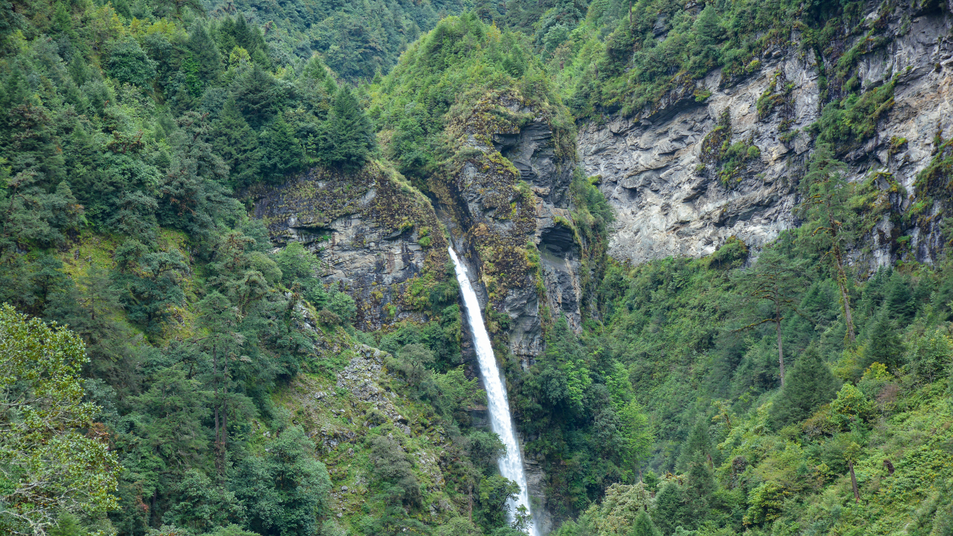 Belle cascade depuis le village de Gyabla
