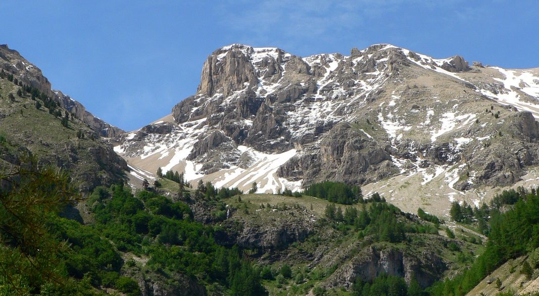 montagne enneigée au printemps dans le massif du Dévoluy