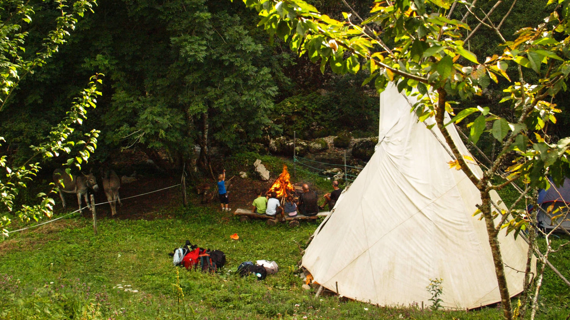 En famille en Chartreuse, bivouac au bord de la rivière