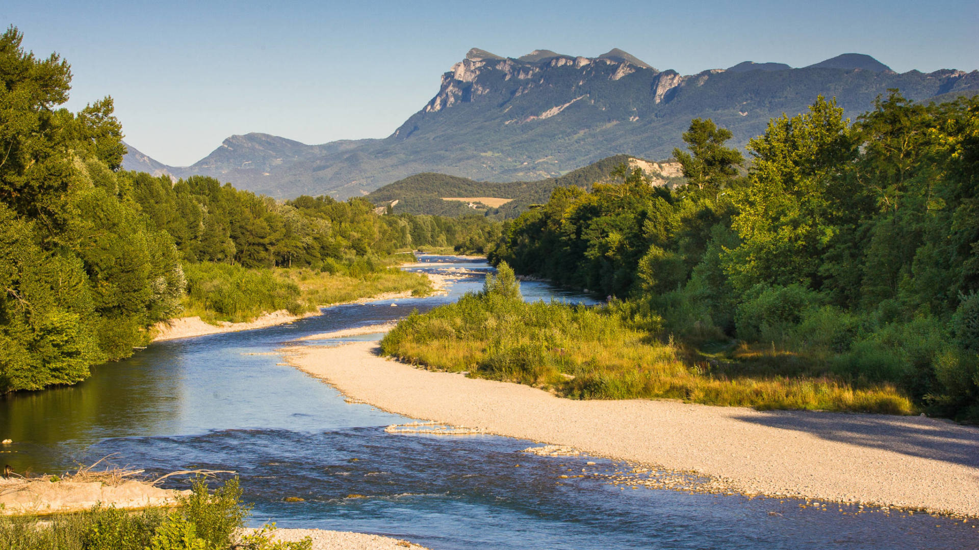 La rivière Drôme et la montagne des 3 Becs