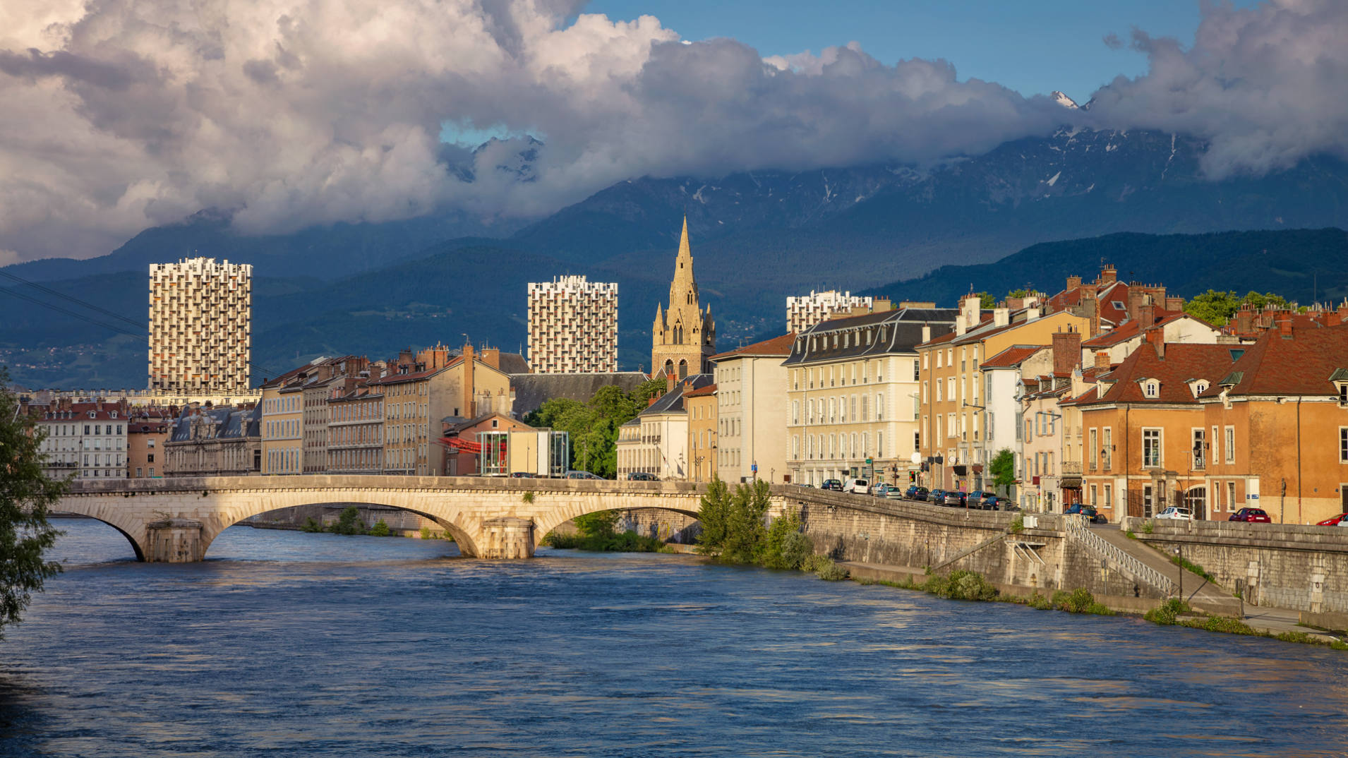 Lumière du soir sur l'Isère et la ville de Grenoble