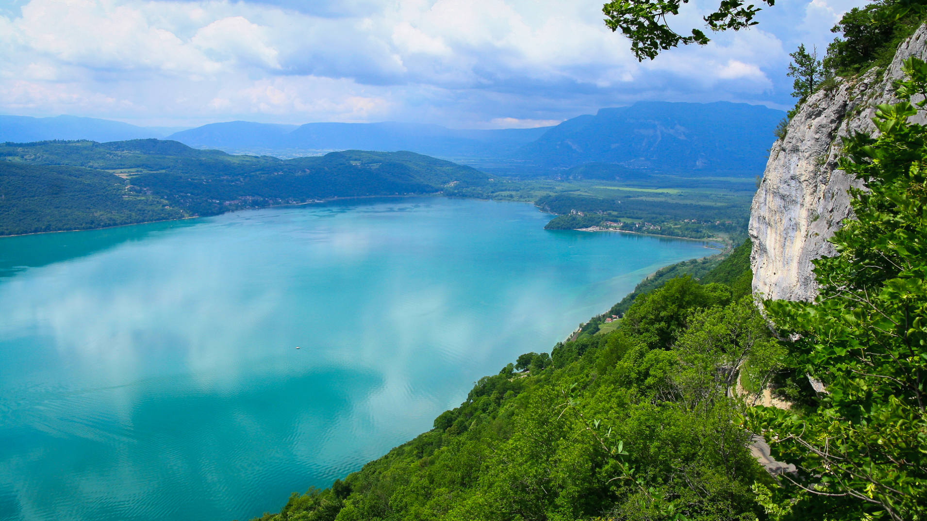 Le Lac du Bourget vu des falaises de la Chambotte