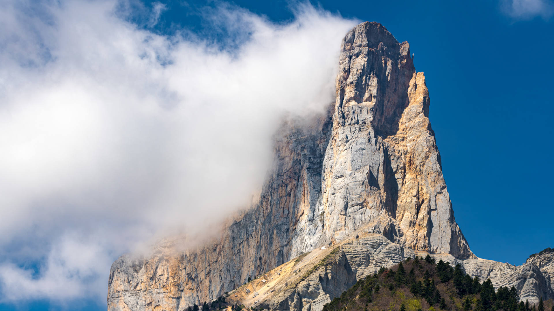 La paroi du Mont Aiguille au-dessus de Chichilianne