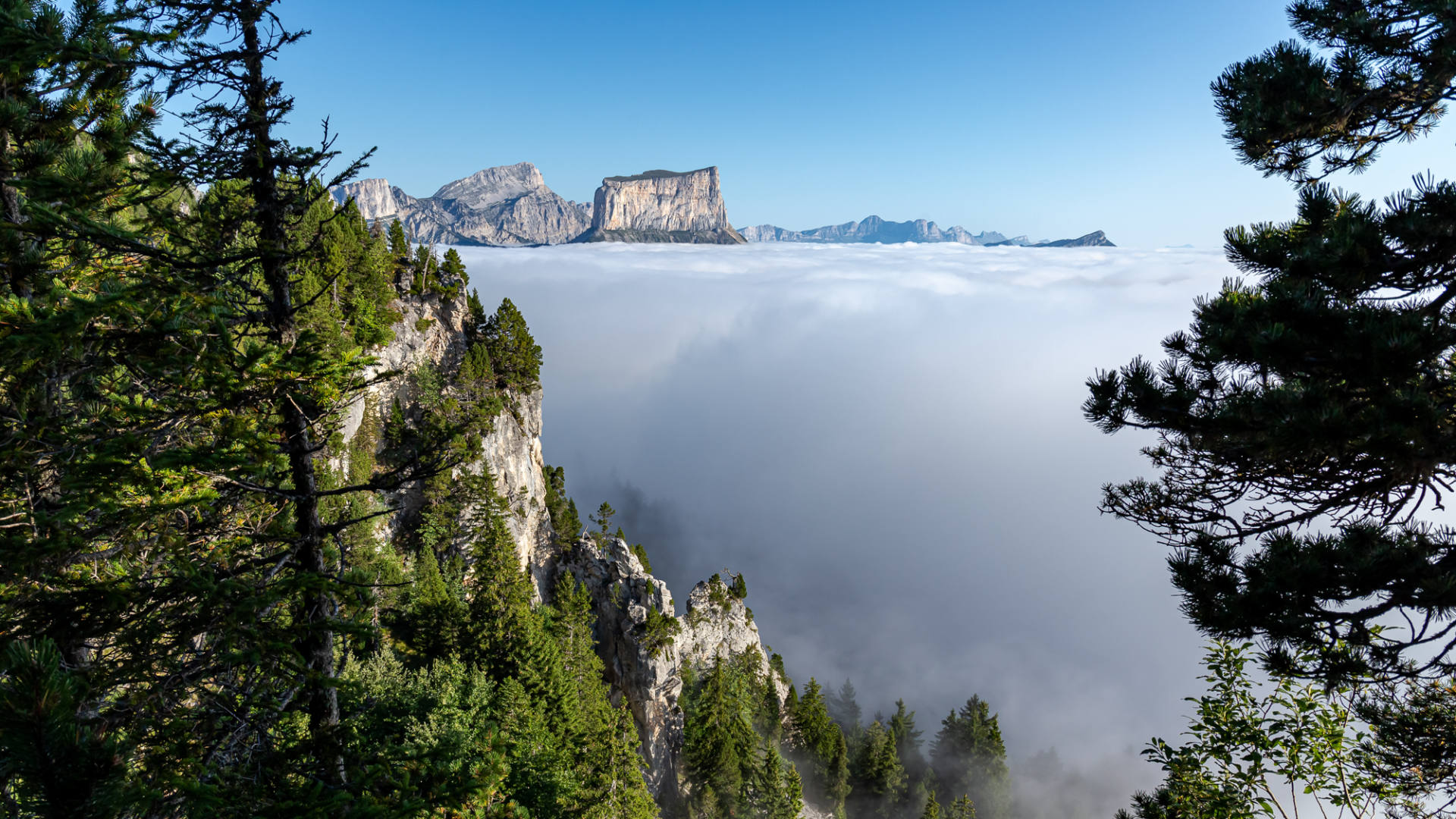 Le Mont Aiguille sortant des nuages