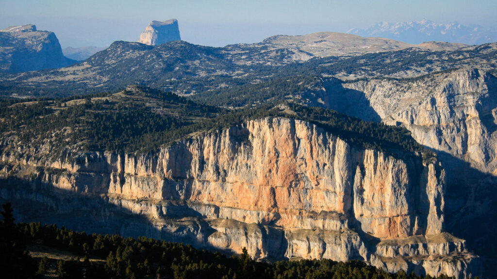 Les falaises du cirque d'Archiane, les Hauts Plateaux du Vercors et le Mont Aiguille