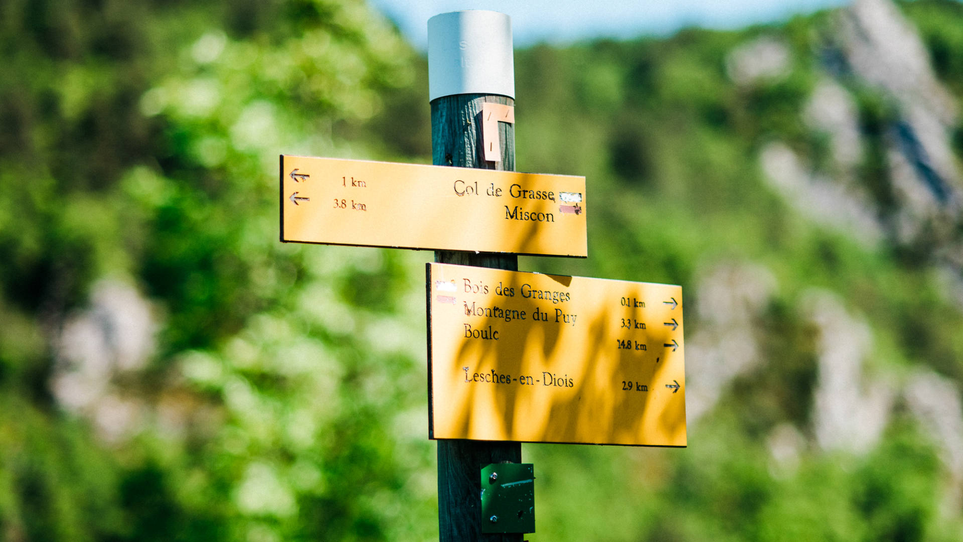 Balisage des chemins dans le Diois
