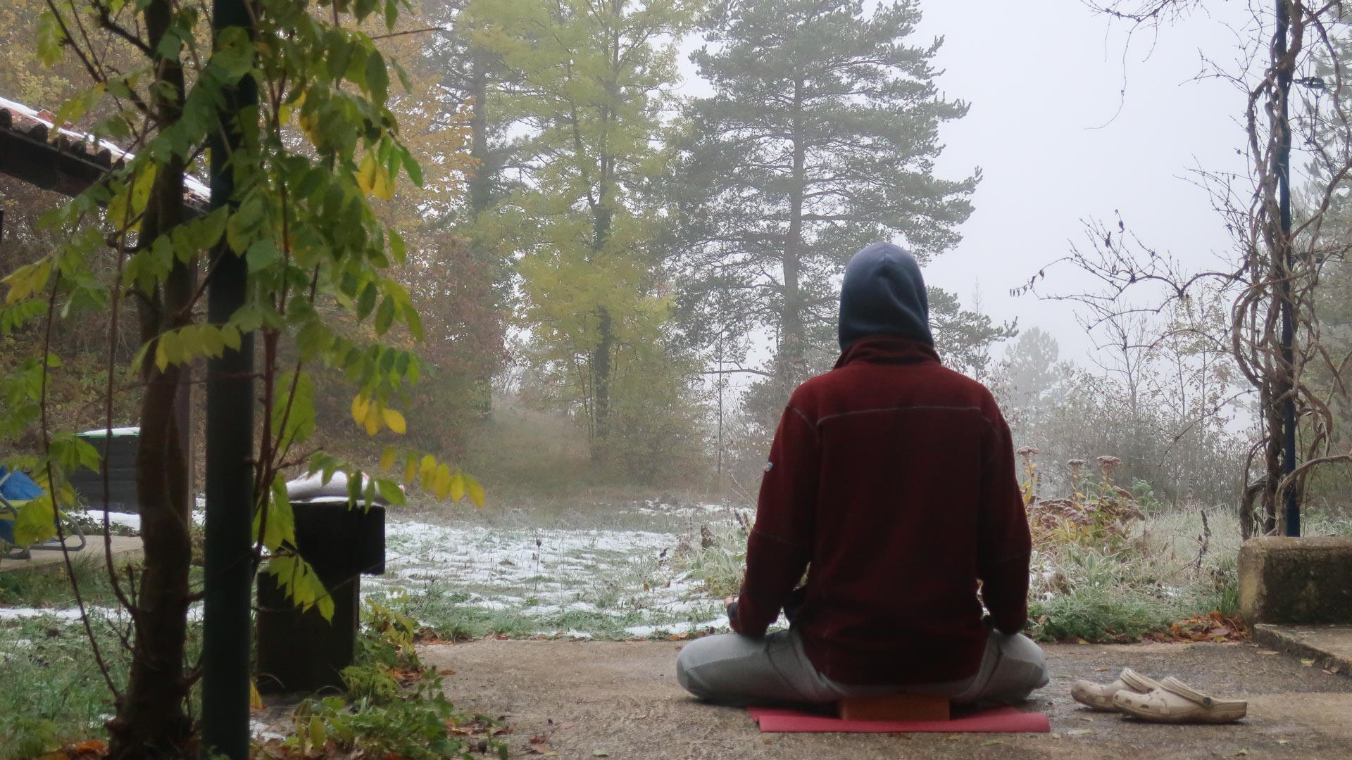 Méditation devant le paysage d'hiver