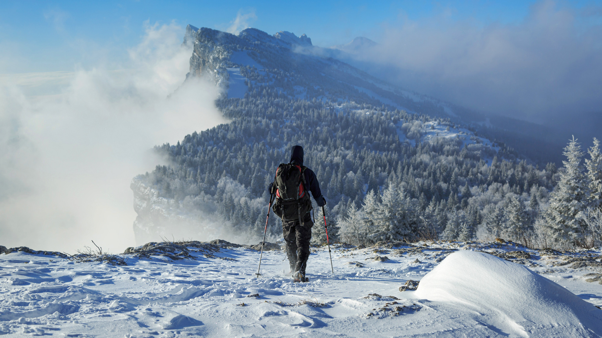 Randonneur à raquettes devant le paysage du Vercors
