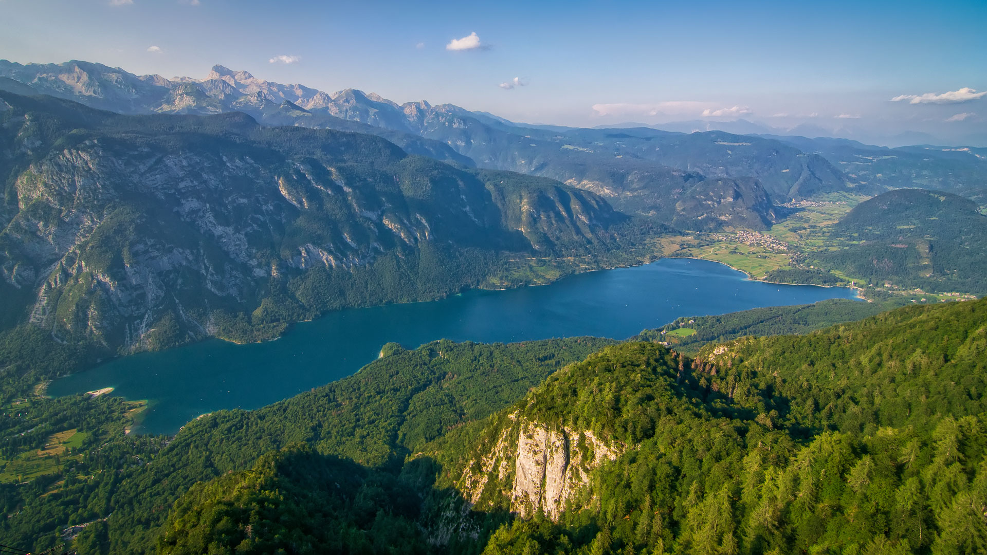 Le lac de Bohinj en Slovénie