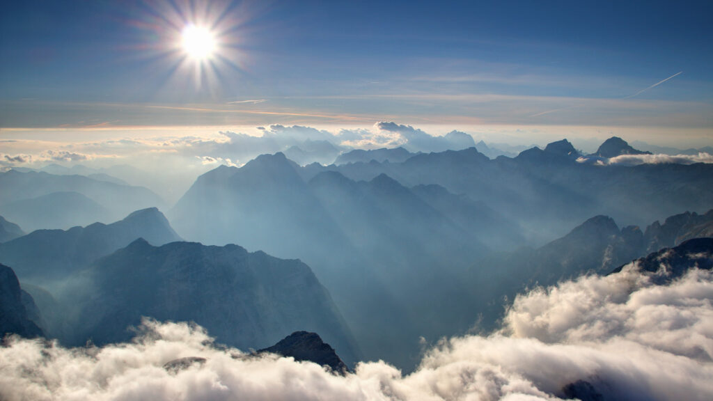 Enfilade de sommets au coucher du soleil depuis le Triglav en Slovénie