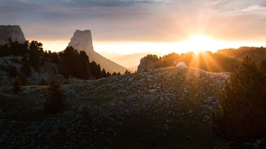 Bivouac devant le Mont Aiguille dans le Vercors