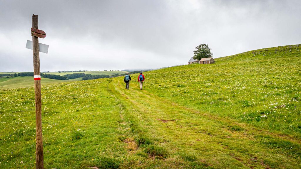 2 randonneurs sur le plateau de l'Aubrac