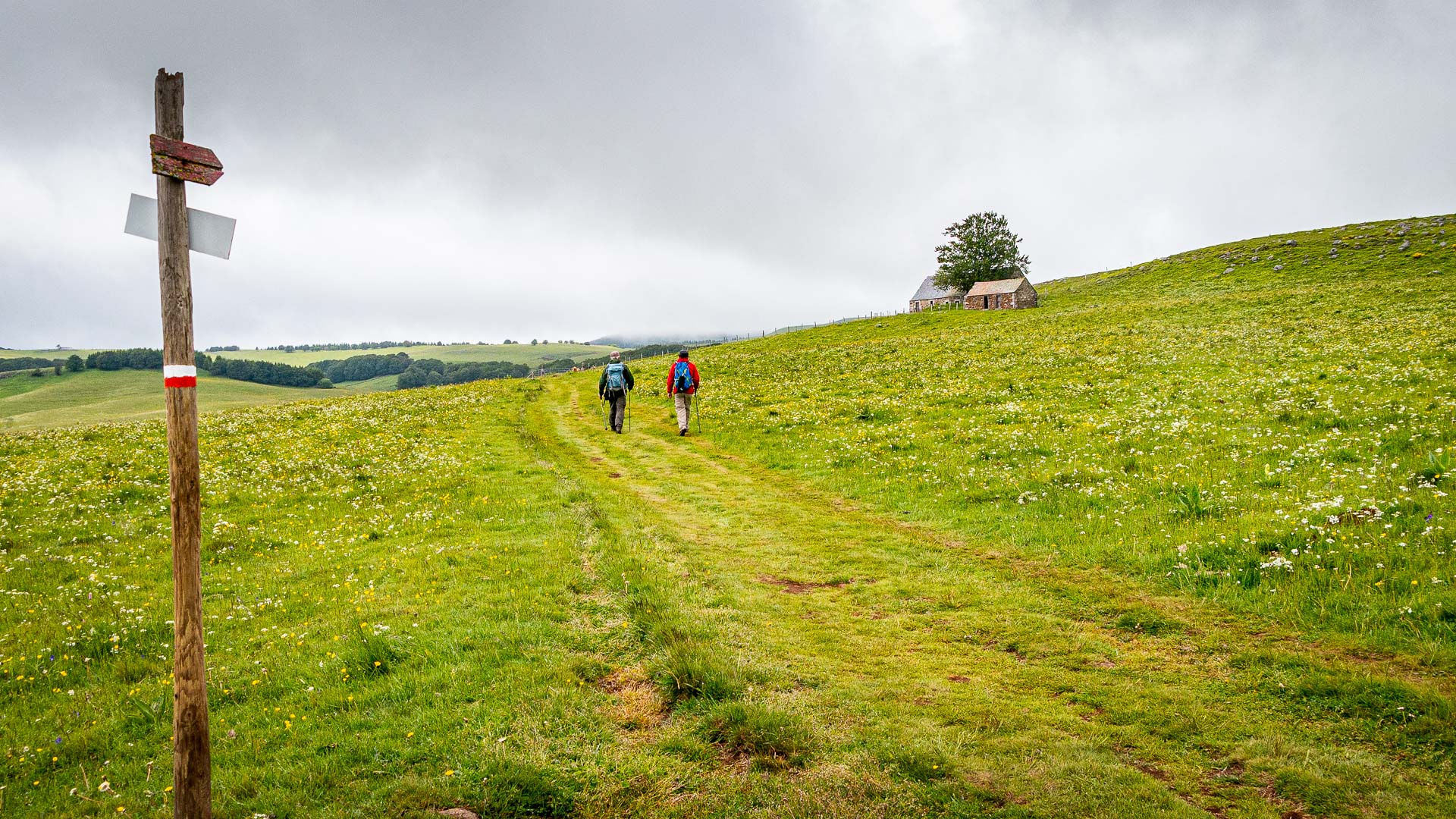 2 randonneurs sur le plateau de l'Aubrac