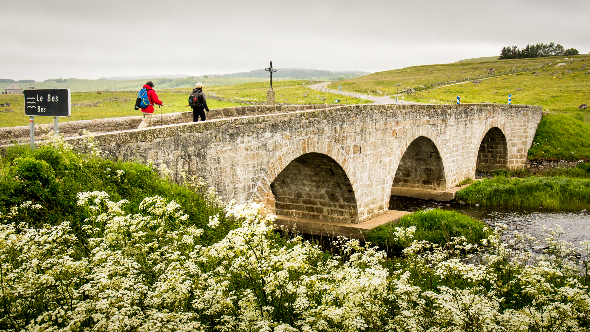 Pont en Aubrac, au printemps