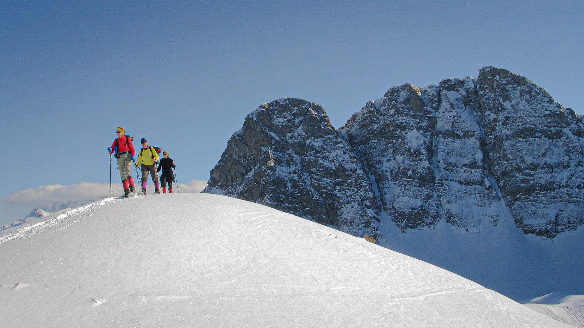 personnes en raquettes sur un petit sommet arrondi dans le Chablais