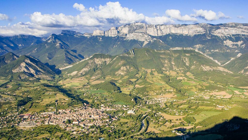 La petite ville de Die, blottie au pied du massif du Vercors