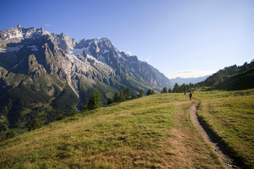 Randonneurs devant les Grandes Jorasses