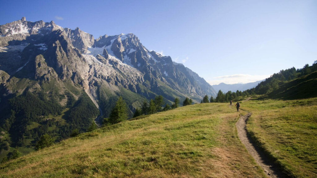 Randonneurs devant les Grandes Jorasses