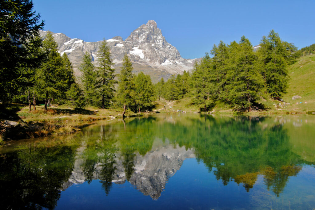 Le Cervin se reflète dans un lac, Italie Val d'Aoste